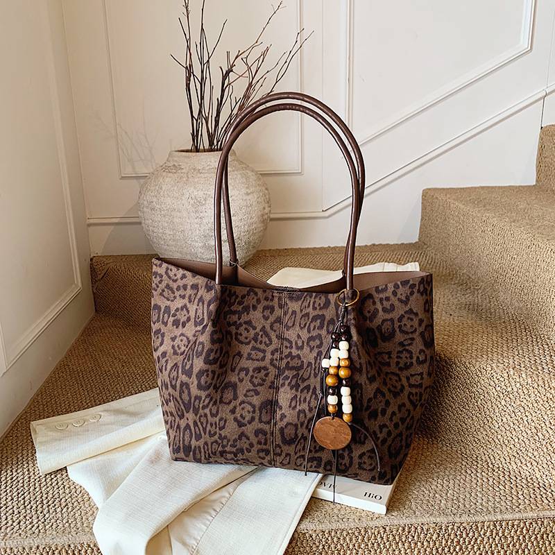 Trendy Retro Large-Capacity Women's Bag 2025 New Autumn Stylish Single Shoulder Tote Bag for Work and Commuting