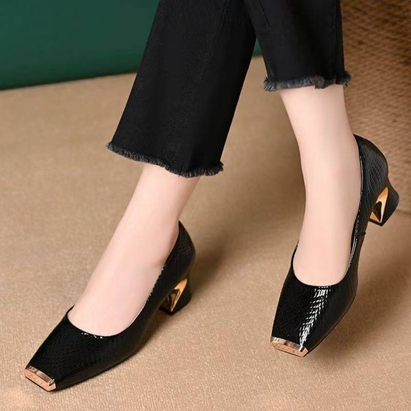 Snake-Pattern Metal Iron-Toe Shallow-Mouthed Single Shoes for Women, Spring and Autumn French Style, Elegant Chunky Heel, Versatile, Comfortable Mid-Heel Slip-On Leather Shoes