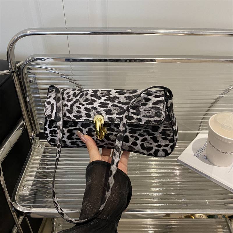 Casual Small Square Handbag European and American Fashion Personality Bag Women's Bag 2026 New Summer Women's Shoulder Crossbody Bag