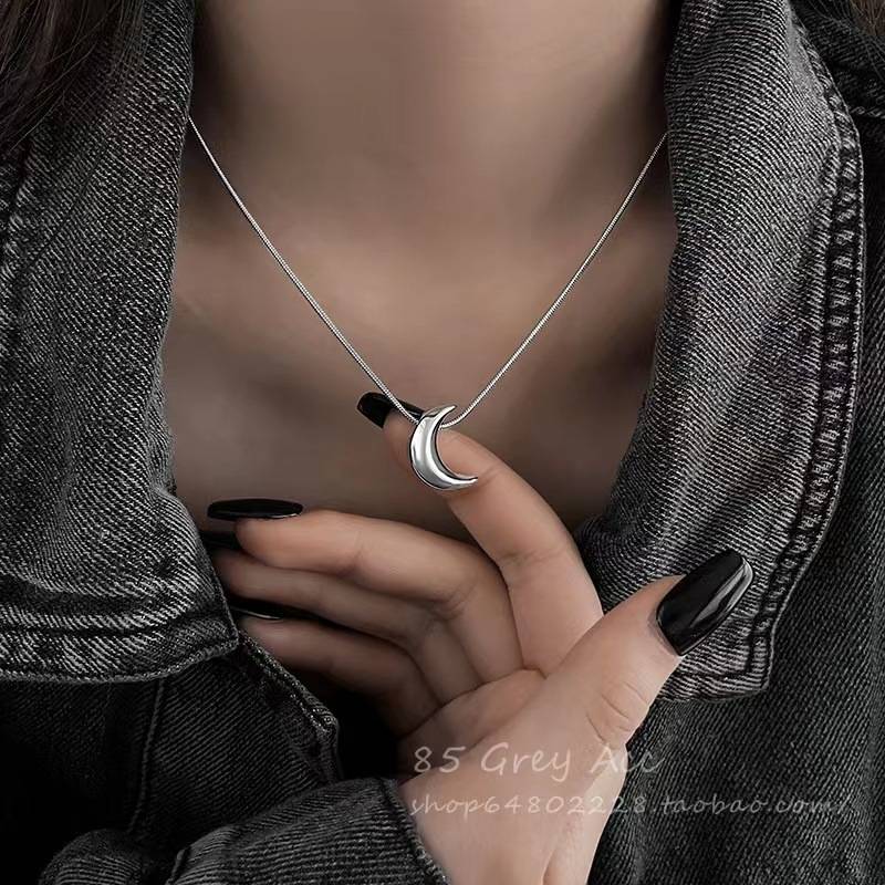 ins glossy moon necklace for men and women students simple clavicle chain Japanese and Korean niche new jewelry cool fashion accessories