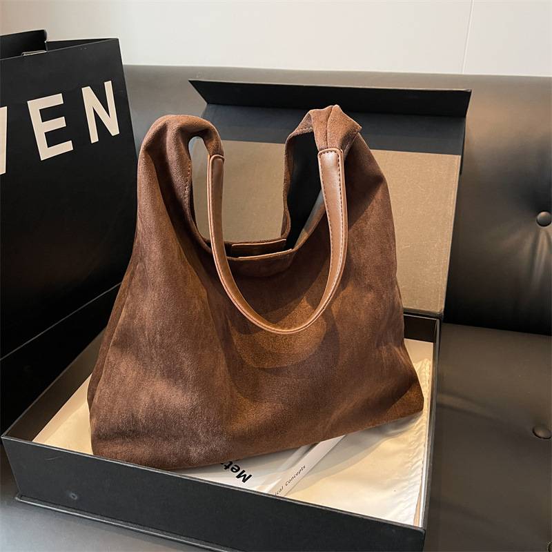 Cross-border Women's Bag New Large Capacity Fashion Retro Fleece Bucket Bag Trendy Niche Design Tote Bag