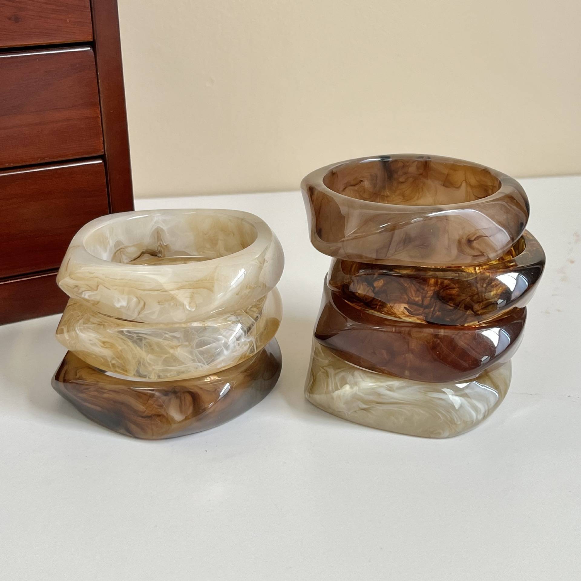 European and American Style Gradient Coffee-Colored Resin Bracelet for Women, Curved Bracelet for Students and Friends, Circular Jewelry, Acetate Bracelet Wholesale