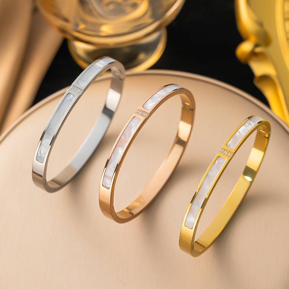 European and American new three-diamond white fritillary shell bracelet titanium steel simple Joker fashion European and American accessories bracelet wholesale