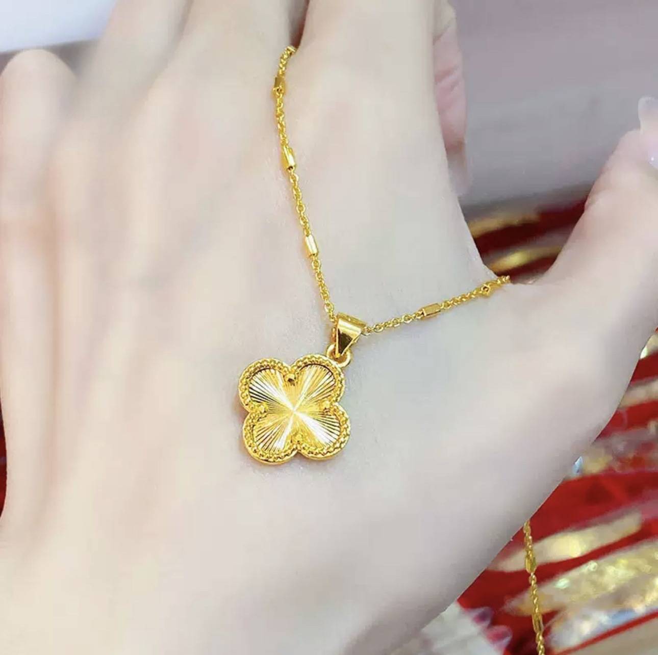 Tiktok Live Streaming Source: Four-Leaf Clover Necklace for Women, Light Luxury Niche High-End Pendant, Clavicle Chain Jewelry, Unique Design