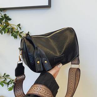 Boston Bag 2024 New Model Niche Designer Vintage Shoulder Crossbody Bag Solid Color Pillow Bag Versatile for Commuting
