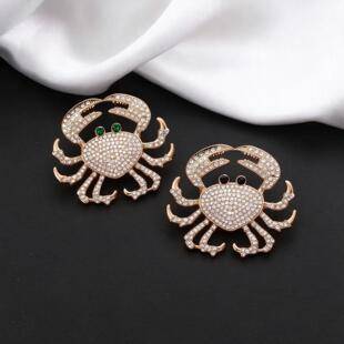 New fashionable diamond-studded ocean crab, a light luxury and creative brooch, alloy animal brooch with rhinestone embellishments, accessory pin