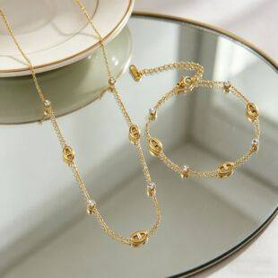 French-Style Light Luxury White Diamond Pig Nose Titanium Steel Necklace for Women, Exquisite and Simple, Versatile, High-End Feel, New Clavicle Chain Set