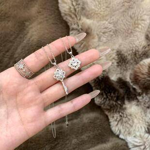 "Key of a Thousand Flowers" Dazzling Four-Leaf Flower Micro-Inlaid Zircon Key Pendant Necklace, Exquisite and Luxurious High-End Clavicle Chain
