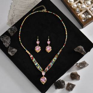 European and American luxury pink heart-shaped diamond necklace and earring set, vintage evening wear, bridal jewelry with intricate diamond embellishments, wholesale