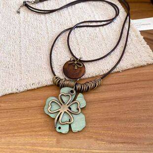Bohemian Wooden Four-Leaf Clover Flower Pendant Necklace, Vintage Ethnic Style Sweater Chain, Light Luxury Necklace for Women