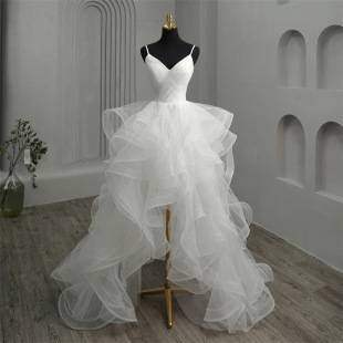 New lightweight wedding dress, short in the front and long in the back, exuding a simple yet ethereal and dreamy bridal charm, perfect for travel photoshoots, featuring a deep V-neck and a sexy design