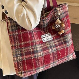 Large-capacity plaid bag for commuting and classes, 2024 new autumn and winter vintage versatile woolen internet-famous shoulder tote bag