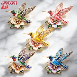 European and American style diamond-studded hummingbird brooch with enamel glaze, floral and bird design, suitable for clothing, dresses, and coats, metal pin