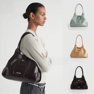 Niche brand Paloma Wool presents its 2026 Spring/Summer collection: an elegant, vintage-inspired square tote bag with a clasp closure