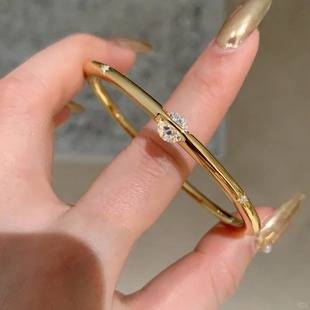 Exquisitely Crafted Dynamic Star Track Bracelet with Rotating Zirconium Cosmic Stars, High-End Feel, Niche Design, Women's Jewelry Accessory