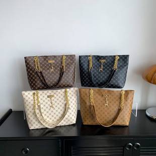 Large capacity bag 2023 new women's bag fashionable commuter retro chain portable shoulder bag printed tote bag
