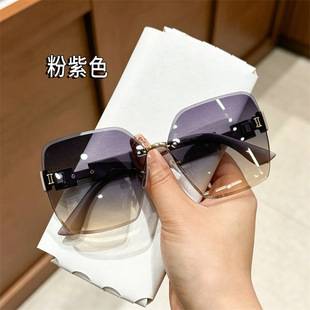 [Color-Changing Sunglasses] Versatile Large Frame Sunglasses, UV Protection, Face Slimming, Fashionable, Comes with Makeup Filter, Women's Style