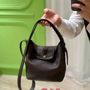 Longjia's new LeCadence small bucket bag made of top-grain cowhide is a fashionable and versatile shoulder and underarm handbag