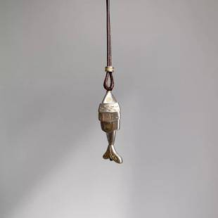 Vintage minimalist style spliced fish pendant necklace, unique design, exquisite long autumn and winter sweater chain