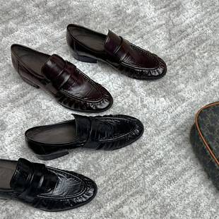 Guangzhou pleated loafers for commuting, pointed toe slip-on shoes, chunky heel black leather shoes, pleated old money style LP style