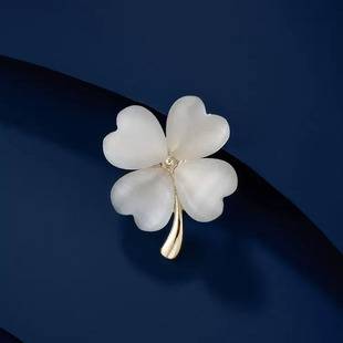 Cat's Eye Stone Four-Leaf Clover Brooch High-End Women's Exquisite Suit Corsage Pin Fixed Clothing Accessories Summer Anti-Exposure Buckle