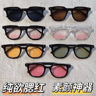 Square sunglasses, sweet and cool, perfect for best friends or couples, ideal for summer, with a gradient tint that changes from light to dark, blush-colored, black frame, suitable for wearing without makeup, trendy sunglasses