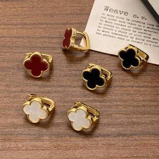 Black Lucky Flower Small and Delicate Ear Cuffs, Trendy and Versatile, High-End Earrings with a Simple and Elegant Style for Commuting
