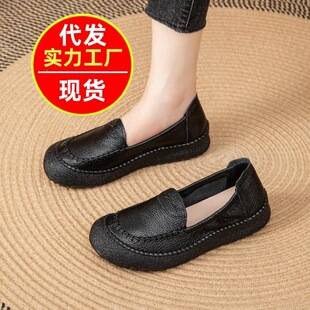 2026 Spring/Autumn new collection: soft-soled leather shoes for mothers, featuring a durable rubber sole, non-slip design for kitchen use, flat style, fashionable, and versatile women's flats