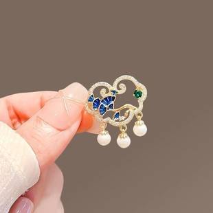 Chinese Style Exquisite Cut Out Auspicious Cloud Pine Leaf Ruyi Lock Brooch High-End Women's Tassel Pin Anti-Exposure Antique Style Accessories