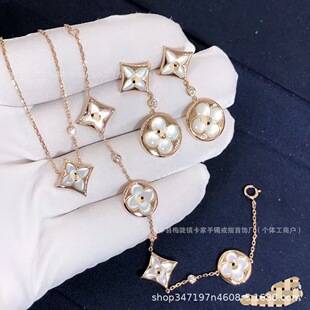 High-End Four-Leaf Clover Donkey's New Presbyopic Bracelet for Female Ladies, Rose Gold-Plated Non-Fading Bracelet, Drop Shipping