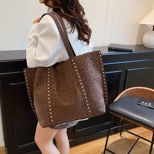 Cross-Border Large-Capacity Tote Bag, High-End Hot-Selling Studded Bag, Hand-Held Shoulder Bag, Commuter Bag, Retro Underarm Bag