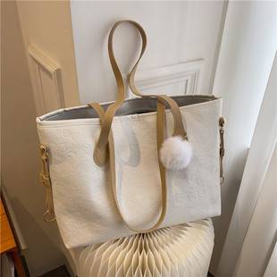 Fashionable large capacity Women's shoulder bag 2021 Winter new trendy Korean style soft leather embossed tote bag simple commuter bag