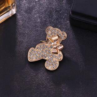 New gold-colored, full-rhinestone teddy bear brooch, a high-end rhinestone teddy bear pin, perfect for suits and outerwear, and also serves as a stylish accessory to prevent unwanted exposure