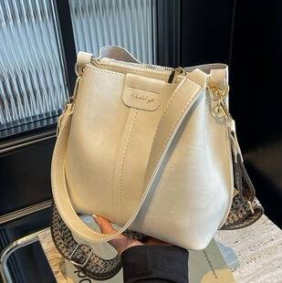 2026 Spring Urban Simple Tote Bag for Women, Single Shoulder Bag with Magnetic Clasp, Soft Leather with Stitched Details, Everyday Use Women's Bag