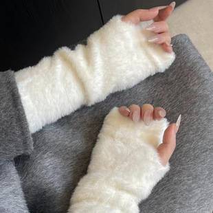 Plush Half-Finger Gloves for Women, Versatile, Warm, Fleece-Lined, Autumn and Winter Arm Warmers, Japanese Style Long Sleeve Fingerless Furry Gloves, Cross-Border