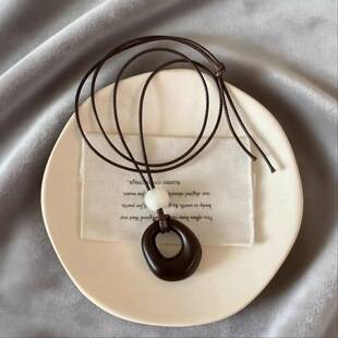 Vintage Old Money Style Dark Brown Irregular Circle Long Necklace for Women, Ethnic Style, Elegant and Sophisticated Braided Rope Choker