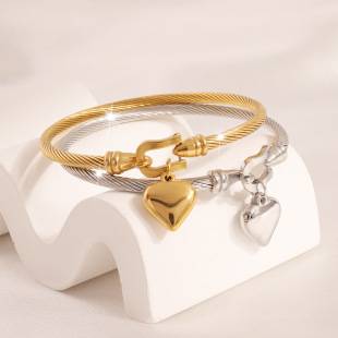 Titanium Steel Bracelet with Exquisite Horseshoe Buckle and Heart-Shaped Design, Non-Fading Electroplated Stainless Steel Bracelet for Women with a High-End Feel