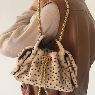Influencer-style plush chain shoulder bag, fashionable leopard print drawstring commuter handbag, versatile trendy women's bag