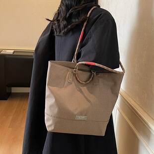 Japanese-style outdoor high-appearance simple fabric bag, large-capacity commuter bag, 2026 summer new single-shoulder bucket tote bag