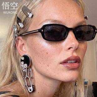 Rectangular Stylish Sunglasses for Small Faces, Street Style, New Trendy Narrow Frame Triangle Studded Sunglasses for Women, European and American Fashion