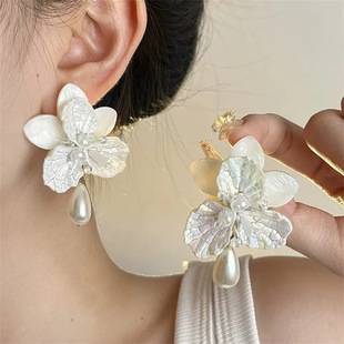 French Style Pearl Flower Earrings Women's High-end Light Luxury Earrings Niche Elegant Bridal Wedding Earrings 2024 New Style