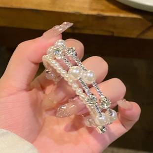 Multi-layered, sparkling pearl bracelet for women, featuring a simple band design, a white moonlight bracelet, and a delicate, understated piece of jewelry