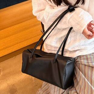 Top-layer cowhide tote bag for women, 2026 new model, large-capacity shoulder bag for commuting, fashionable casual baguette bag for women