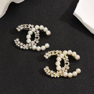 Chanel-style brooch with rhinestones and pearls, double-letter pin, high-end luxury feel, lapel pin for suits, coats, and bags, alloy accessory
