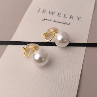 Vintage Pearl Clip-On Earrings for Women Without Pierced Ears, High-End Large Pearl Earrings, New Year Ear Accessories with a Sense of Design, Triangle Clip Earrings