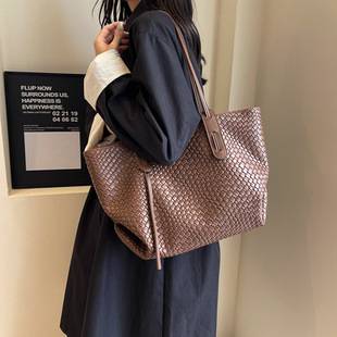 Fashion Handbag Women's 2025 Spring and Summer New Retro Quilted Woven Shoulder Large Capacity Versatile Tote Bag