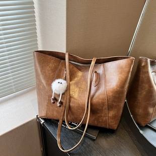Retro Bag for Women with Large Capacity 2026 New Autumn and Winter High-End Shoulder Bag for College Students to Go to Class and Work Clothing Tote Bag