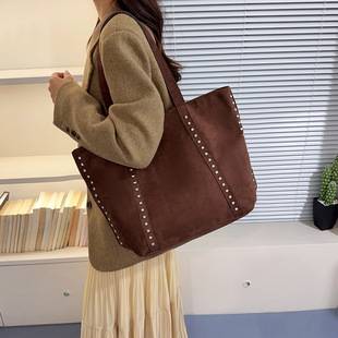 Large-capacity suede tote bag for women, new cross-border vintage studded shoulder bag, high-end niche handbag for women