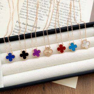 High-end version of the Van Gogh four-leaf clover single-flower necklace, plated with 18K champagne gold, featuring red mother-of-pearl, white mother-of-pearl, and black agate, in an ins-style collarbone chain
