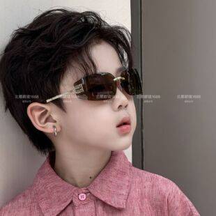 Metal side-rimmed, frameless, curved sunglasses for children, unisex, lightweight, stylish, with a sophisticated tea-colored tint